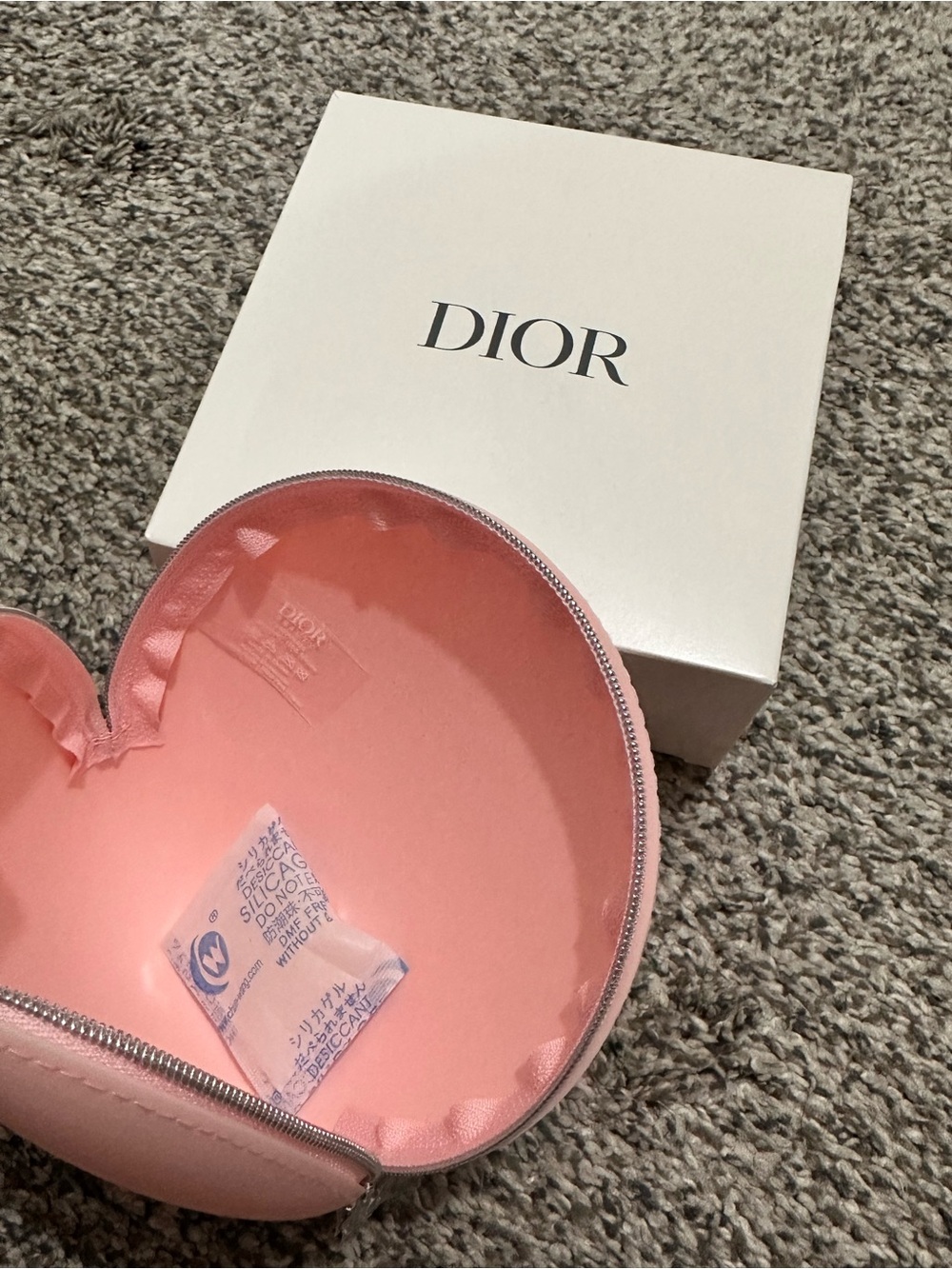 Dior soft pink round silicone zippered makeup pouch - Picture 5 of 6